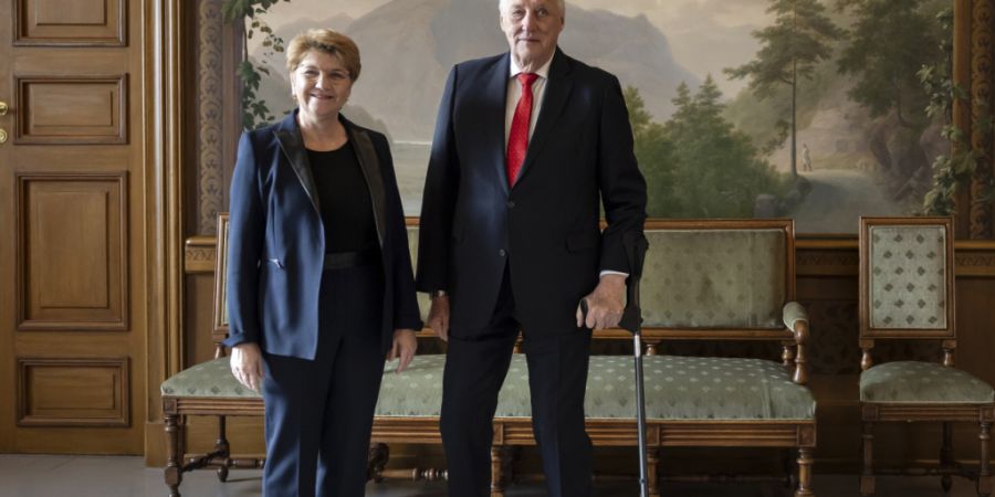 Die damalige Bundespräsidentin Viola Amherd im Februar 2024 in Oslo bei König Harald V. (Archivbild)