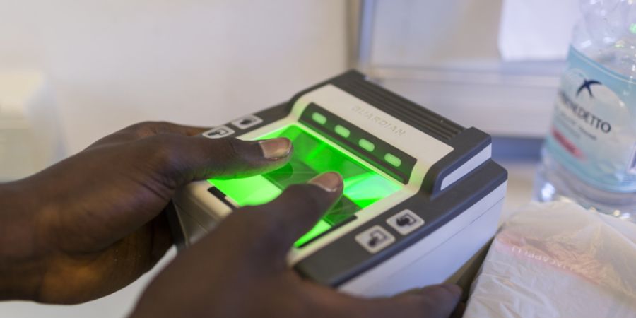 Von Asylbewerberinnen und -bewerbern werden neu zusätzlich zu Fingerabdrücken etwa auch Gesichtsbilder und biometrische Daten in der europäischen Datenbank Eurodac gespeichert. (Arch...