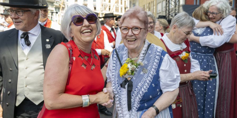 Bundesrätin Elisabeth Baum-Schneider mit Organisationskomitee-Präsident Carlo Conti und Jodlerinnen am grossen Festumzug zum Eidgenoessischen Jodlerfest in Basel.