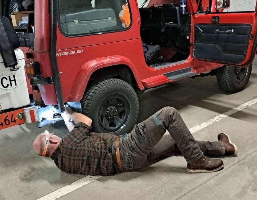 Dienstagmittag in der finnischen Hauptstadt Helsinki: «Die Strassen dieser Stadt ruinierten den Auspuff unserer Perle», schreibt das Team mit dem roten Jeep zu seinem Post unter findpenguins.com.