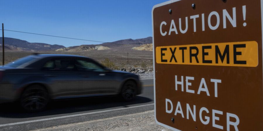ARCHIV - Ein Schild warnt vor extremer Hitze im Death Valley National Park, Kalifornien. Der Juli ist der heißeste Monat im Park mit einer durchschnittlichen Höchsttemperatur von 116 ...