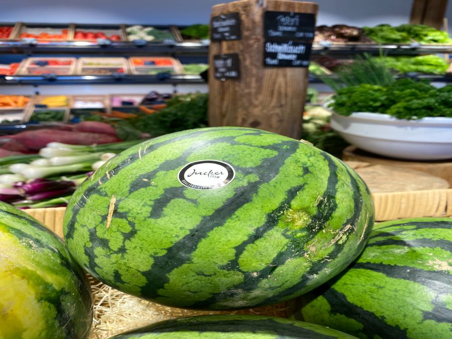 Eine Juckerfarm-Wassermelone im Verkauf.