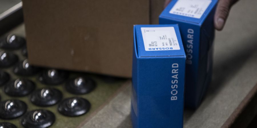 In der Abpackerei der Firma Bossard werden Bestellungen von Hand kommissioniert. (Symbolbild)