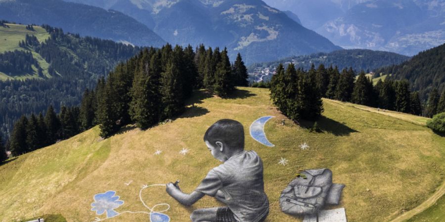 Der Land-Art-Künstler Saype hat oberhalb des waadtländischen Villars-sur-Orllon zwei riesige Bilder direkt ins Gras gezeichnet, die je nach Wetter schon bald wieder verschwinden werde...