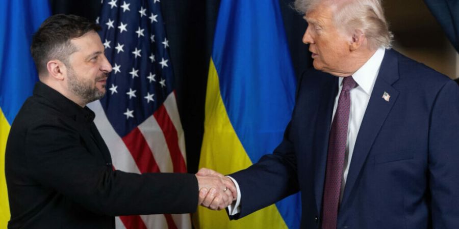 ARCHIV - US-Präsident Donald Trump (r) schüttelt dem ukrainischen Präsidenten Wolodymyr Selenskyj die Hand. Foto: Ukraine Presidency/Ukrainian Pre/Planet Pix via ZUMA Press Wire/dpa/...