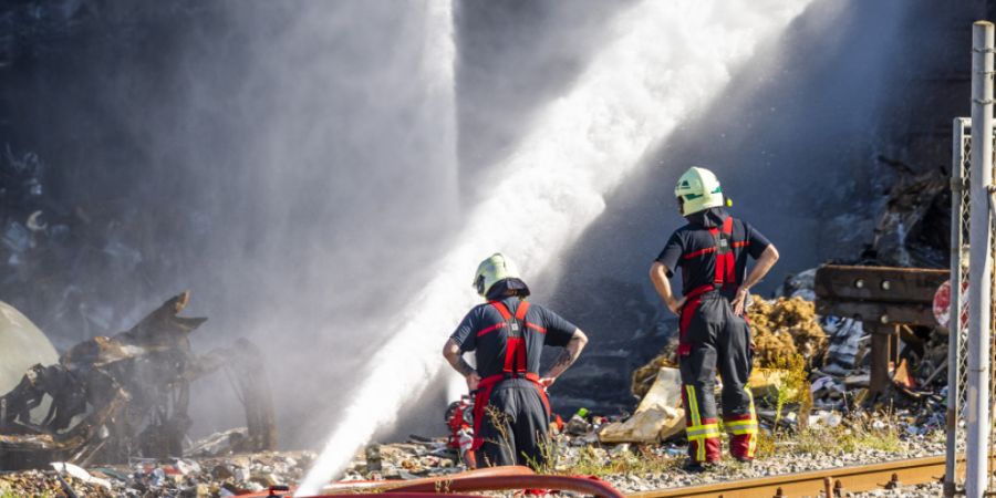 Mehr als 200 Feuerwehrleute, mehrere Fahrzeuge und ein Löschzug bekämpfen den Grossbrand auf dem Gelände eines Recyclingbetrieb bei Lausanne.