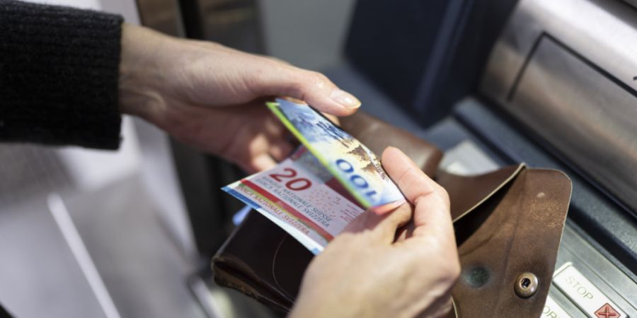 Die Bezahlung mit Bargeld soll in Graubünden bei kommunalen und kantonalen Dienstleistungen möglich bleiben. (Symbolbild)