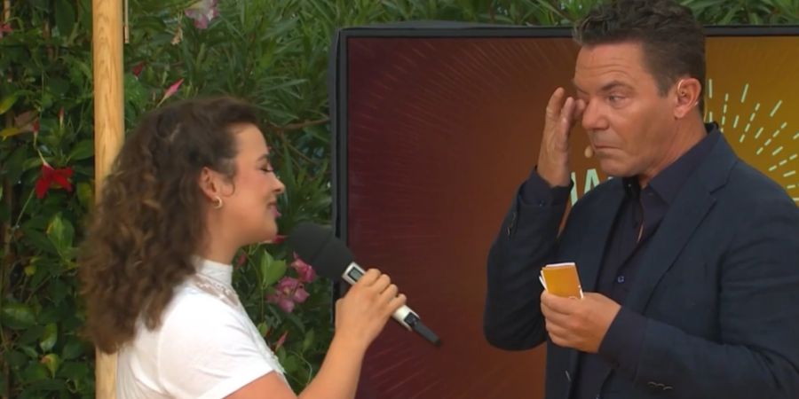 Da kommen die Tränen: Stefan Mross ist von Ronja Forchers Worten sichtlich gerührt.
