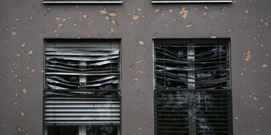 Die grossen Hagelkörner haben am Freitag die Fassaden und Storen nicht nur von Häusern in Bülach zerstört. Besonders gross sind die Schäden in Winterthur.