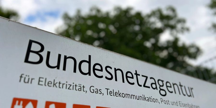 Ein Schild mit der Aufschrift «Bundesnetzagentur» steht vor dem Eingang des Dienstsitzes der Regulierungsbehörde.