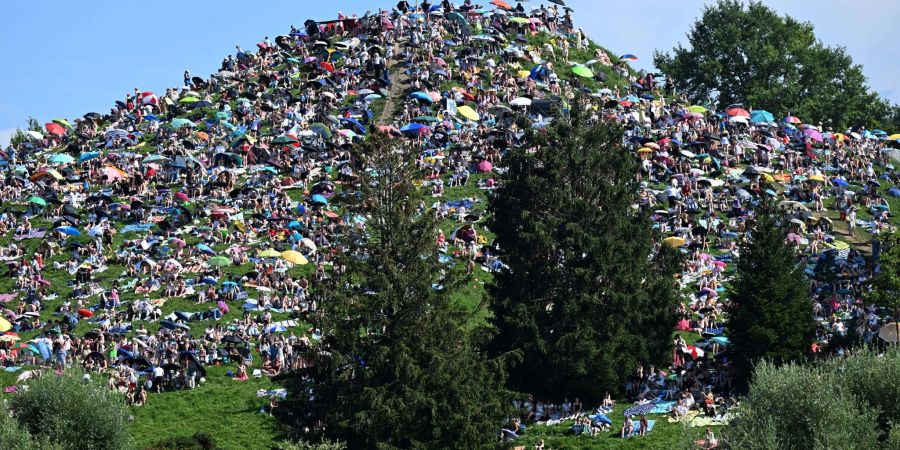 Viele Menschen ohne Ticket verfolgten Taylor Swifts Konzert in München von einem Hügel neben dem Stadion aus.