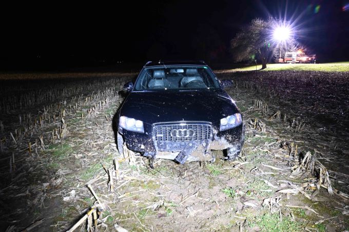 Autofahrer landet bei Selbstunfall in Rickenbach auf einem Feld. Selbstunfall in Rickenbach
