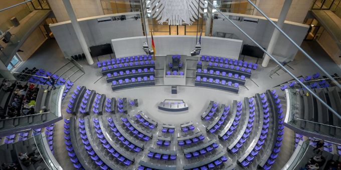 Wenige Wochen vor der Bundestagswahl könnte es noch einmal spannend im Plenum werden. (Archivbild) Wenige Wochen vor der Bundestagswahl könnte es noch einmal spannend im Plenum werden. (Archivbild)