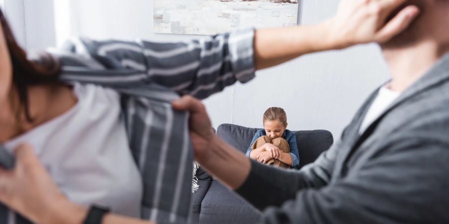 Frau schlägt Mann Zürich