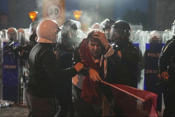 Trotz grösstenteils friedlicher Proteste in der Türkei kam es zu Auseinandersetzungen und vielen Festnahmen. (Symbolbild) Proteste in der Türkei