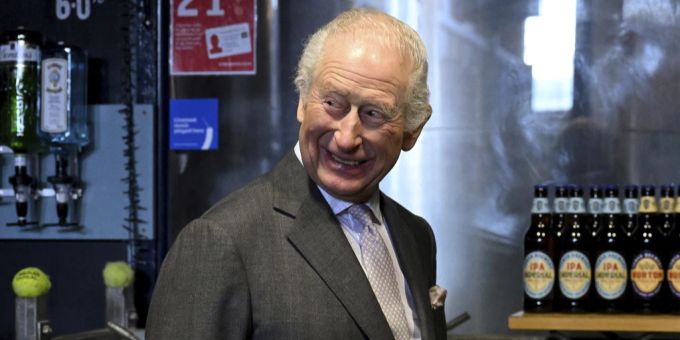 König Charles III. bei einem Brauerei-Besuch. Ob das Bier zu seinem Lieblingsgericht passt? (Archivbild) König Charles Curry Lieblingsgericht