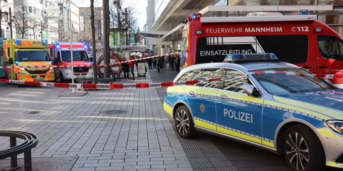 In der Innenstadt von Mannheim kam es an Rosenmontag zu einer Amokfahrt. Dabei starben mindestens zwei Personen. Mannheim Amokfahrt