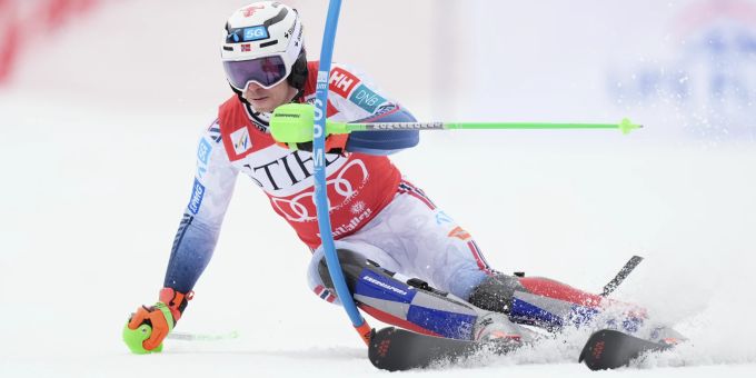 Henrik Kristoffersen schnappt Loïc Meillard die kleine Kugel weg. Henrik Kristoffersen Loïc Meillard