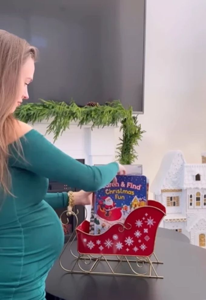 Laura Müller bereitet für ihren einjährigen Sohn einen Geschenkkorb vor. Laura Müller