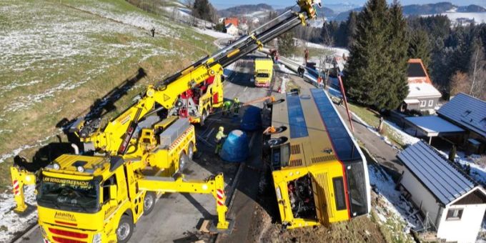 Ein Postauto rollt in Rehetobel AR die Strasse runter und kippt zur Seite. Postauto