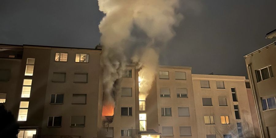 Brand in Mehrfamilienhaus.