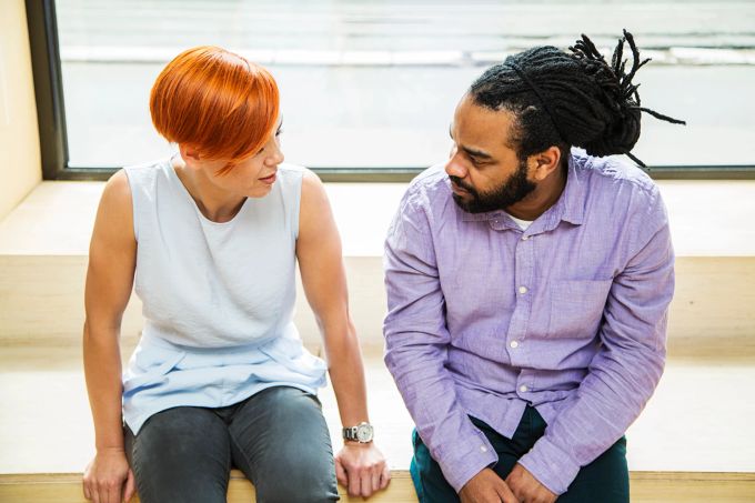 In einem offenen Gespräch kannst du deinem Partner von deinen Befürchtungen und Sorgen erzählen. Frau mann Unterhaltung