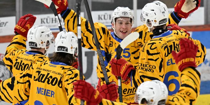 Die Spieler der SCL Tigers jubeln gegen Rapperswil-Jona. SCL Tigers