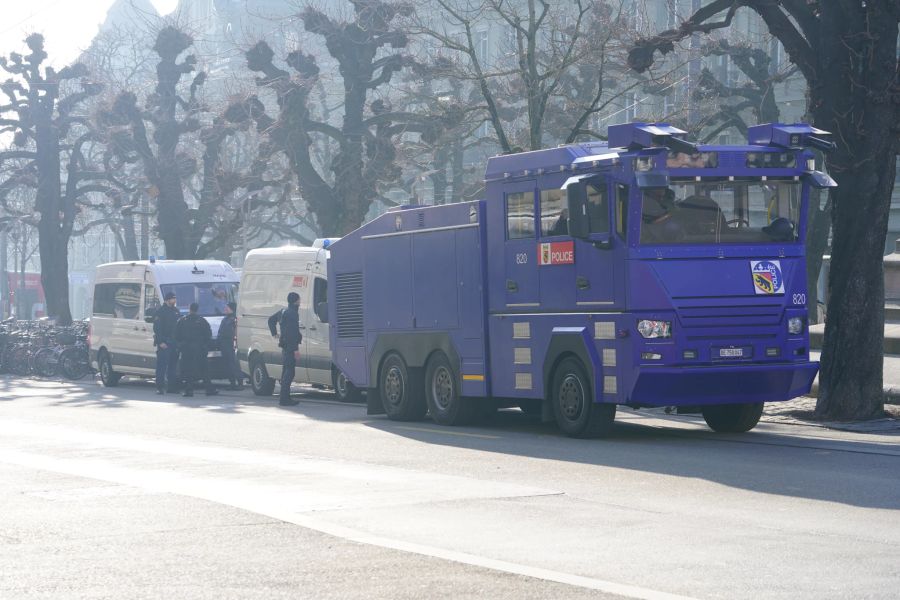 Die Polizei markiert mit einem Grossaufgebot Präsenz in der Berner Innenstadt.