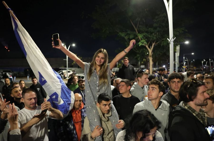 In Ramat Gan wurden die drei Frauen von vielen Landsleuten empfangen.