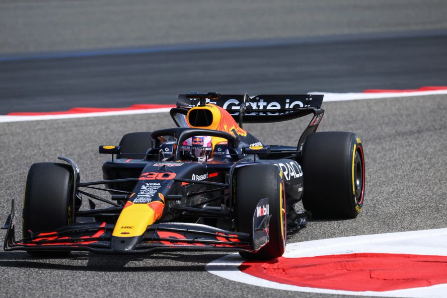 Liam Lawson (Red Bull Racing) am Steuer des Red Bull RB21 bei den Vorsaison-Testfahrten der Formel 1 in Bahrain.