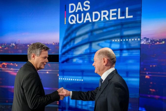 Robert Habeck (li.) und Olaf Scholz (re.) geben sich die Hand beim Quadrell. quadrell