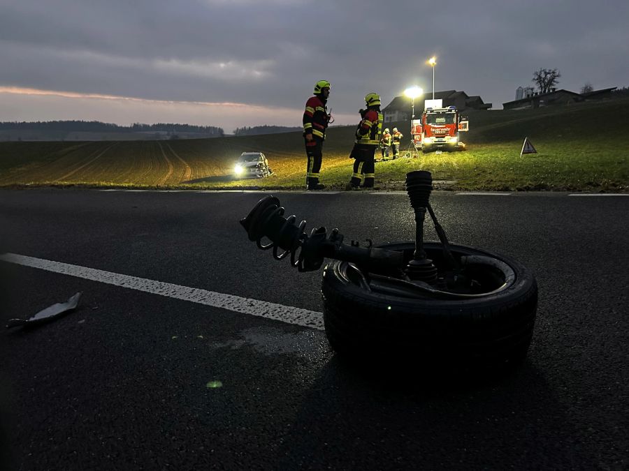 Eine Autofahrerin musste aus dem Fahrzeug geborgen werden.