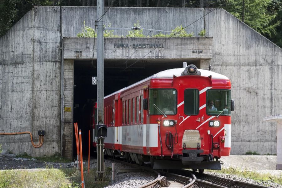 Ein Zug der Matterhorn-Gotthard-Bahn beim Furkatunnel. (Archivbild)