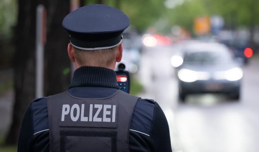 Nachdem die Polizei Kenntnis von den 104 Geschwindigkeitsüberschreitungen erhielt, begann sie nach der Fahrerin zu fahnden. (Symbolbild)