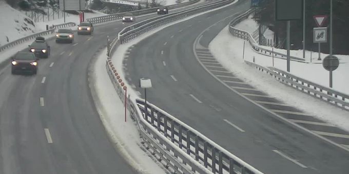 Strassen gesperrt - Schnee beeinträchtigt den Verkehr in den Alpen