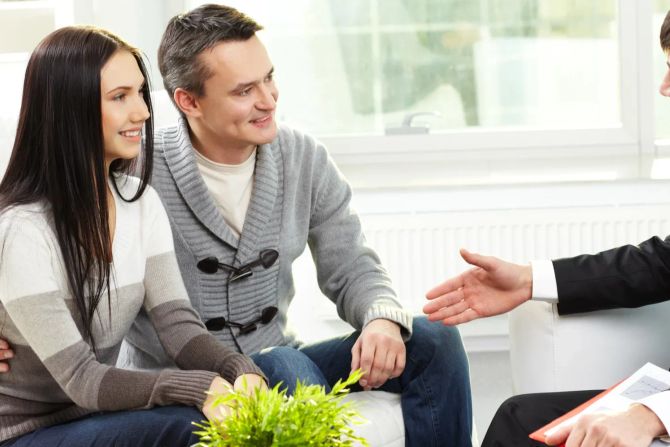 Immobilienmakler, Gespräch, Paar