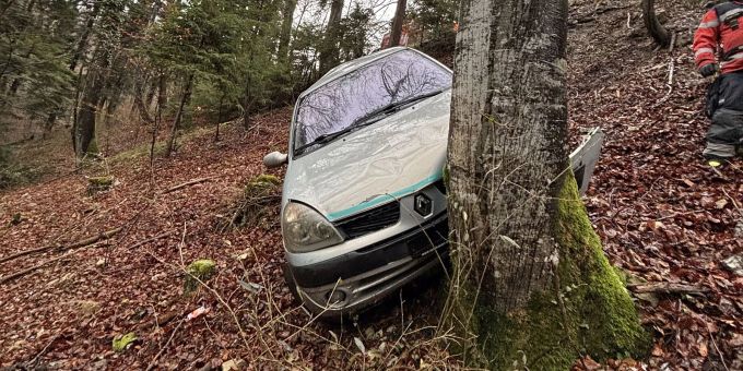 Röschenz BL: Selbstunfall mit Personenwagen. Röschenz BL