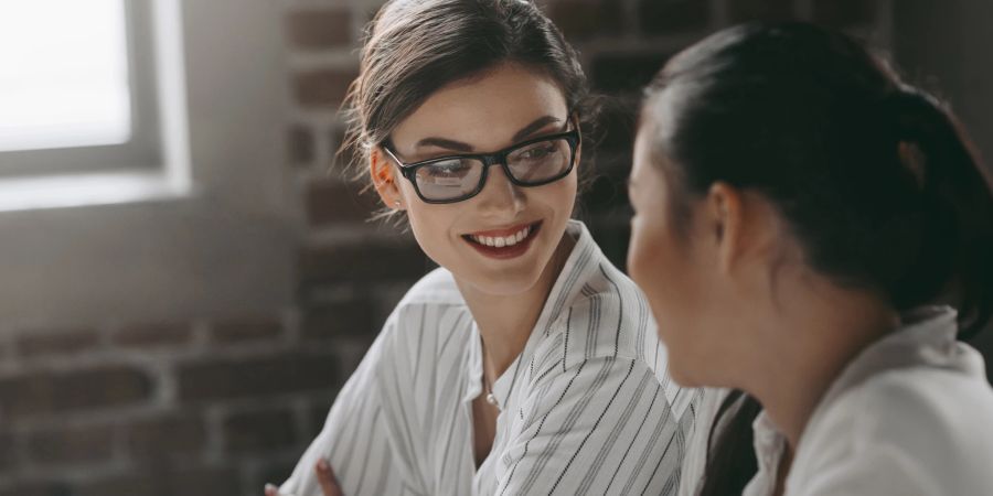 zwei frauen unterhalten sich