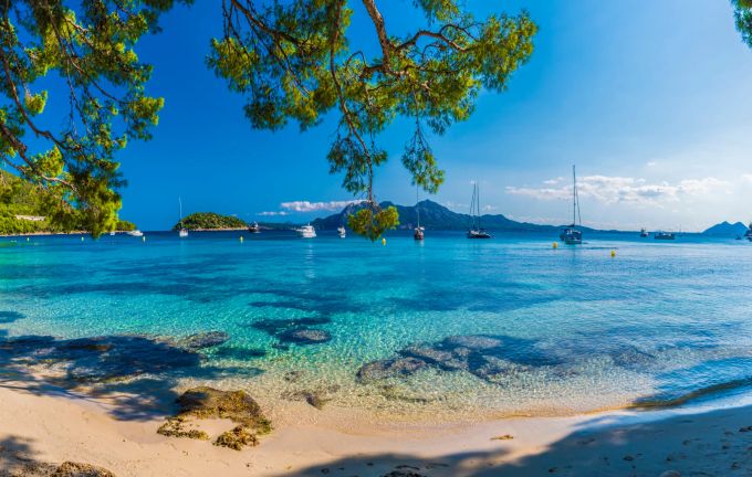 Das türkisblaue Wasser auf Mallorca lädt zum Baden und Sonnen ein. Symbolbild TUI