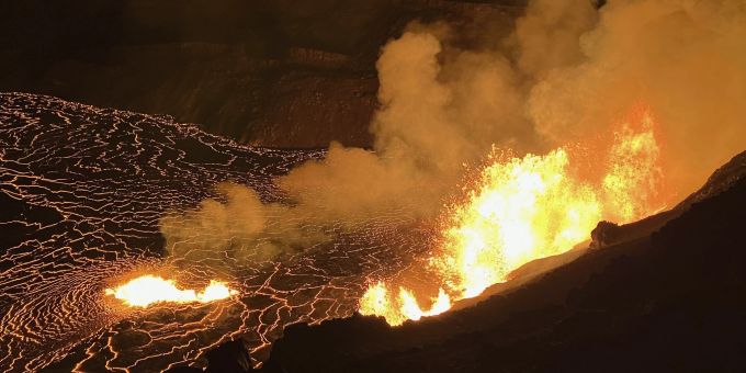 Der Vulkan Kilauea spuckt wieder Feuer. Vulkan