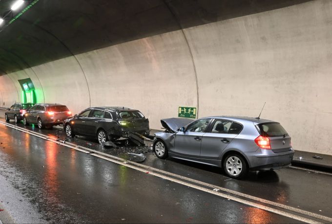 Der Tunnel war nach der Kollision für zwei Stunden gesperrt. Tunnel