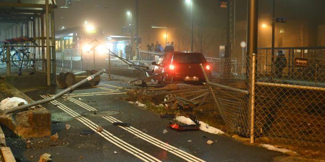 Autofahrer durchbricht Zaun.