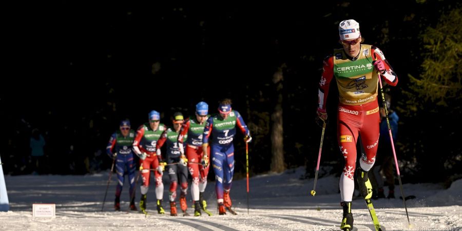 Der Gesamtführende der Tour de Ski, Johannes Hosflot Klaebo aus Norwegen, wird von der Konkurrenz gejagt.