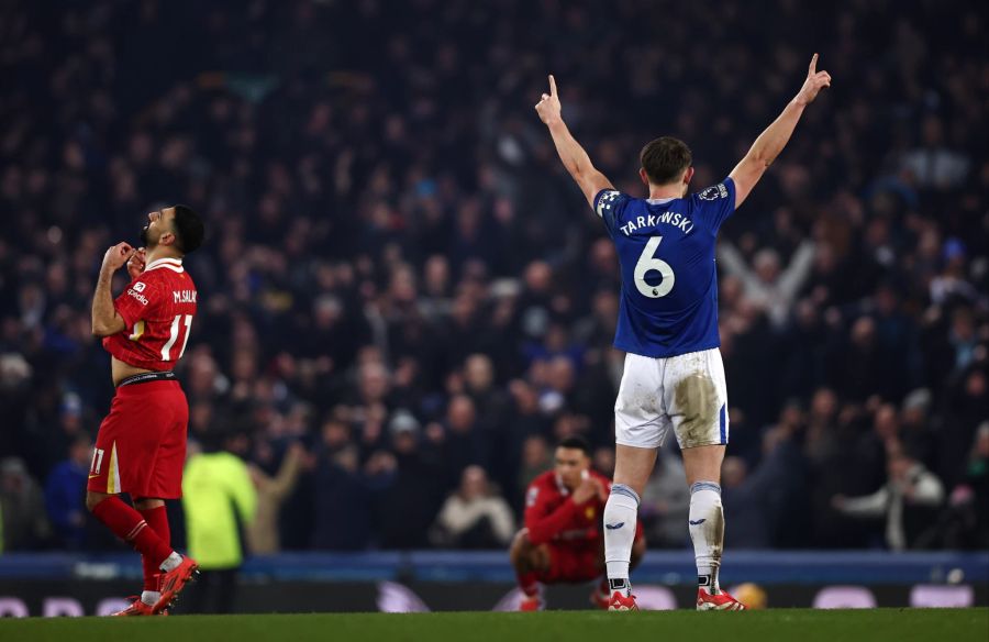 James Tarkowski feiert sein Tor zum 2:2-Ausgleich für Everton gegen Liverpool.