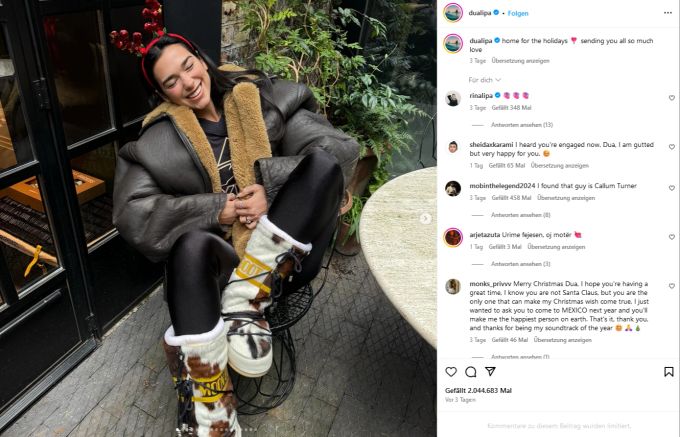 Dua Lipa zeigt sich an Weihnachten nicht nur mit einem Geweih, sondern auch mit einem besonderen Ring. Kommt der von Callum Turner? Callum Turner Dua Lipa