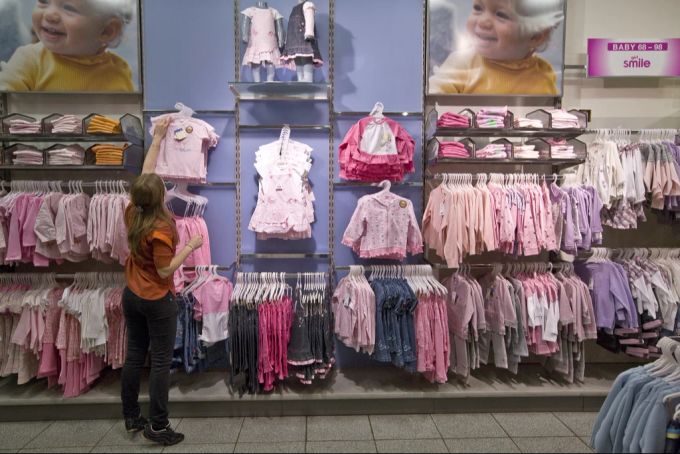 Kinderkleider sind oft klar gegendert. (Archivbild aus einer Migros-Filiale) Kinder