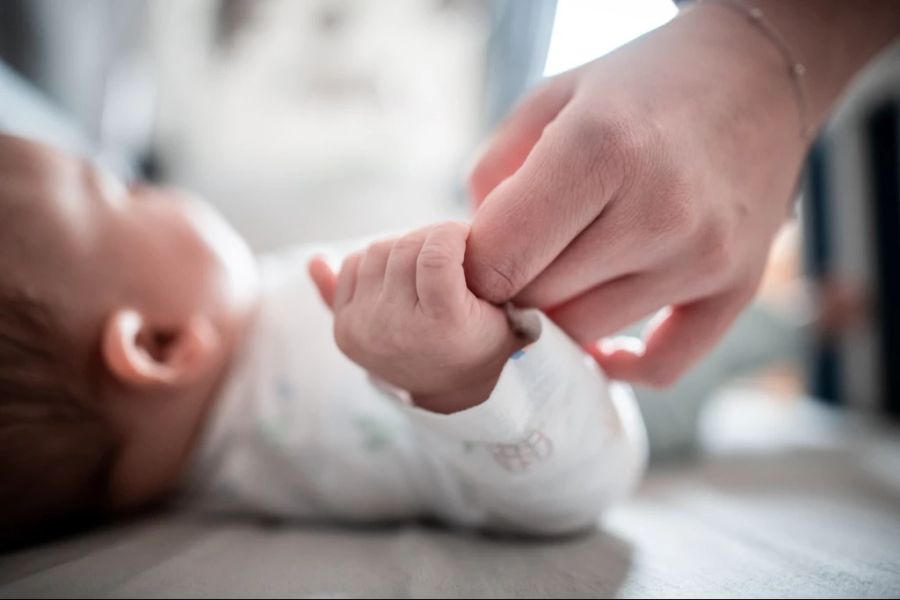 Eine junge Mutter aus Cuxhaven stellt ihr Baby zum verschenken auf Ebay. (Symbolbild)