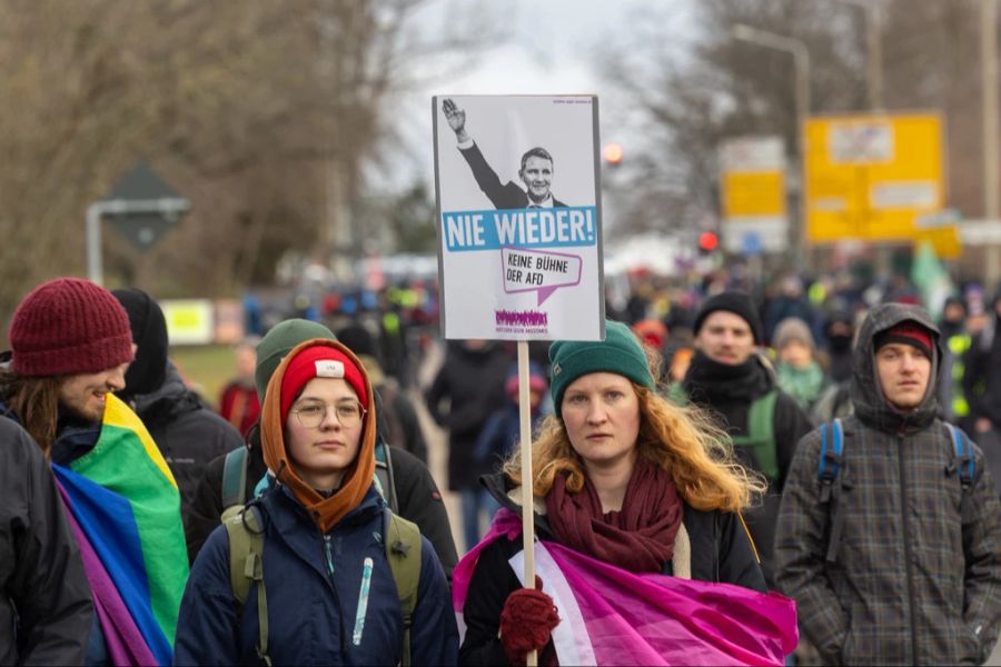 Eine Demonstrantin zeigt eine Fotomontage von Thüringens AfD-Chef Höcke.