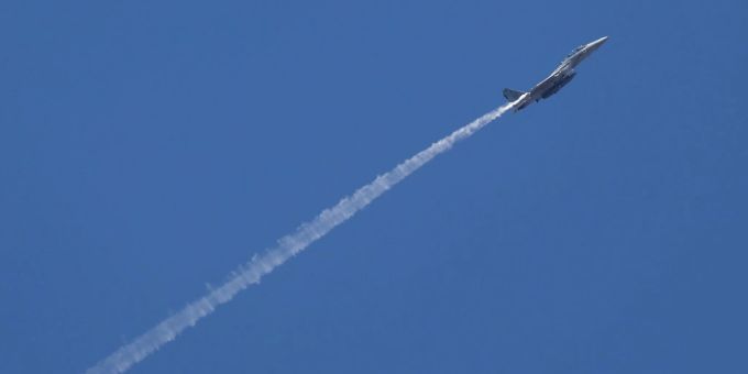 Ein israelischer Kampfjet von einem Luftwaffenstützpunkt in Zentralisrael aus gesehen. (Symbolbild) Ein israelischer Kampfjet von einem Luftwaffenstützpunkt in Zentralisrael aus gesehen. (Symbolbild)
