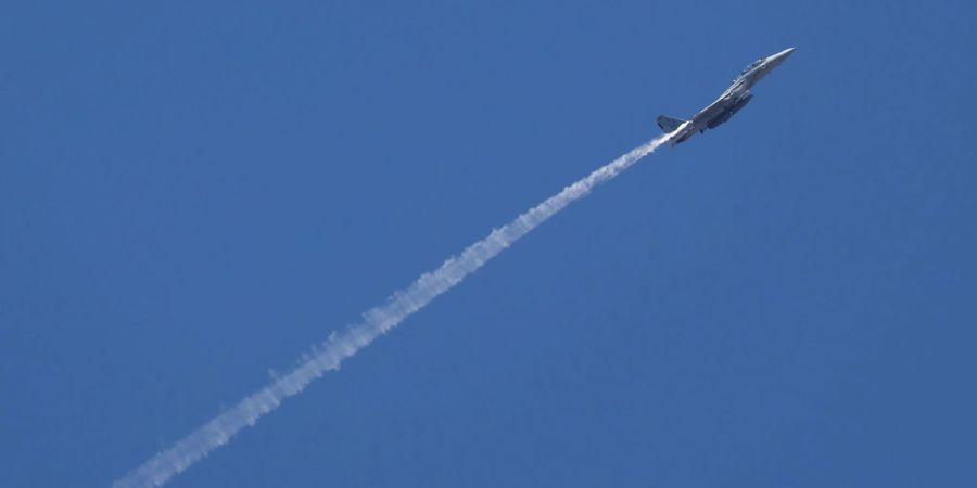 Ein israelischer Kampfjet von einem Luftwaffenstützpunkt in Zentralisrael aus gesehen. (Symbolbild)